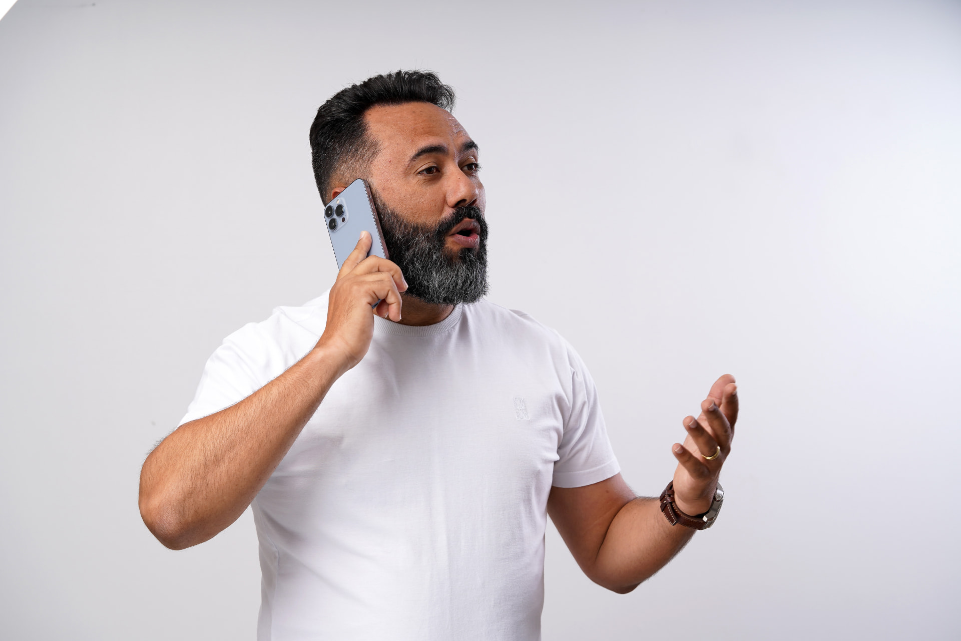 Seles Oliveira falando ao celular com um cliente